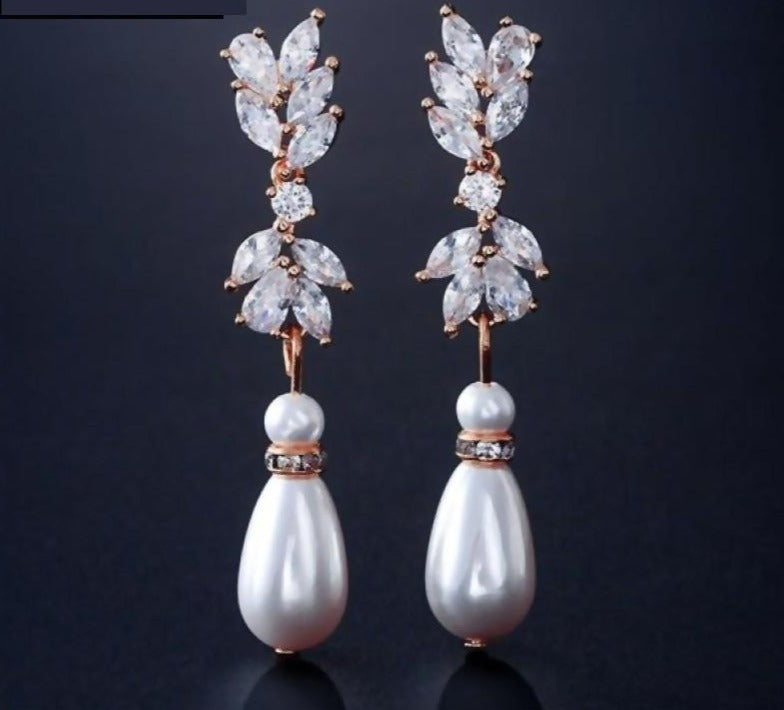 
                      
                        Dainty Cubic Zirconia Water Drop Crystal Dangle Bridal Earrings - TulleLux Bridal Crowns &  Accessories 
                      
                    