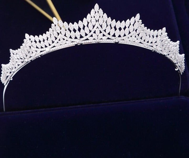 Sparkling Rhinestone Bridal Crowns: Elegant Wedding Hair